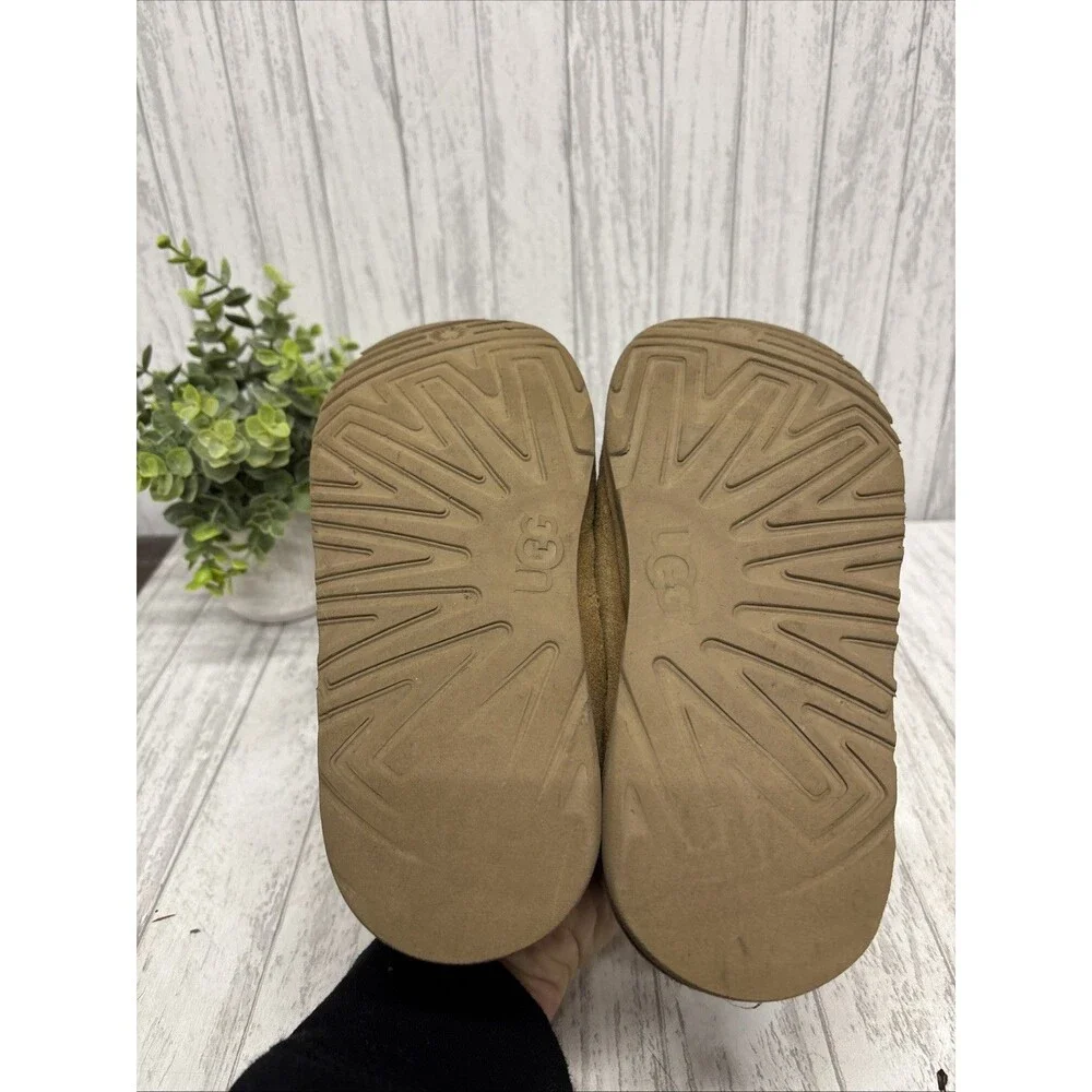 Youth Size 5 (women’s 7) Ugg Tasmin Well Worn